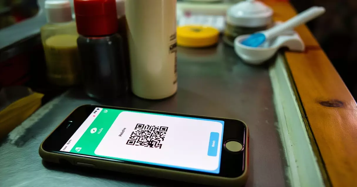 ការទូទាត់តាមកូដ QR ដោយប្រើកាបូបឌីជីថលនៅហាងតូចមួយក្នុងភ្នំពេញ