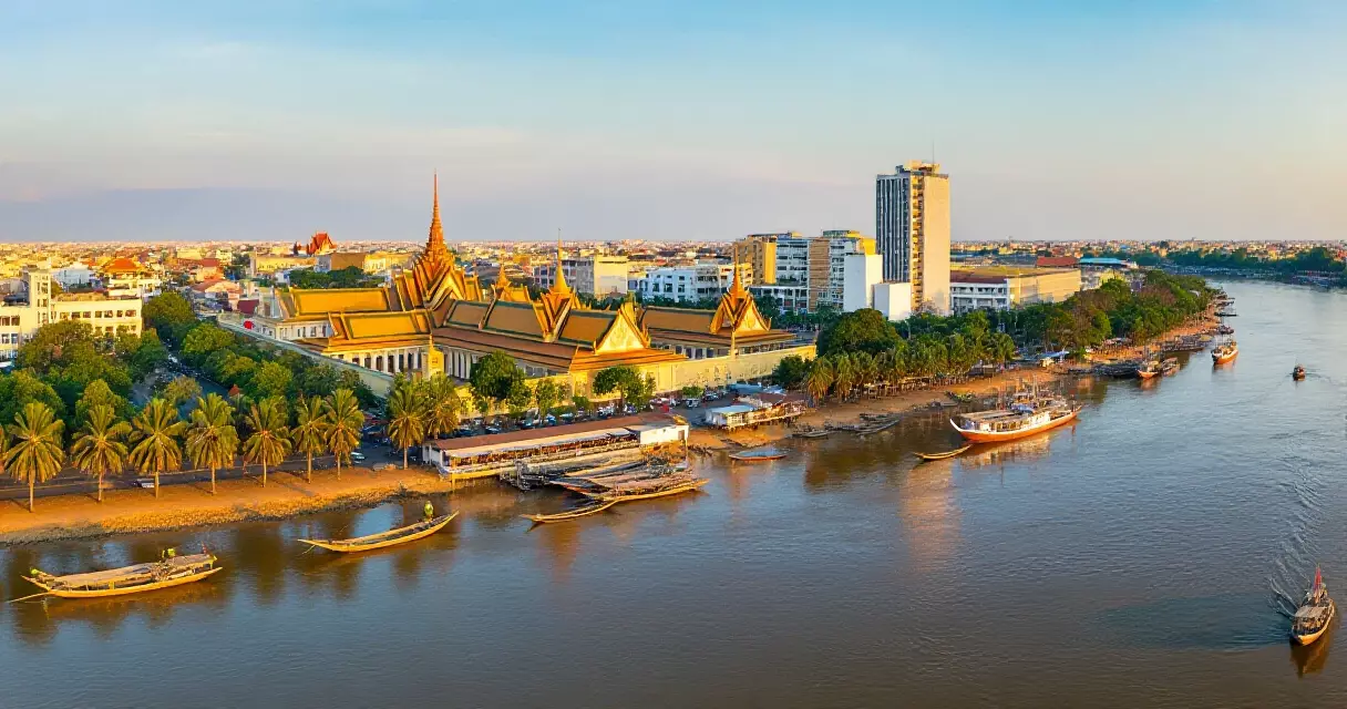 ទិដ្ឋភាពទីក្រុងភ្នំពេញ ពីលើអាកាស ឃើញព្រះបរមរាជវាំង និងទន្លេ