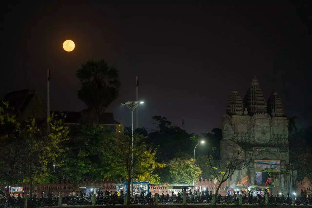 វត្តភ្នំ - ទេសភាពពេលយប់