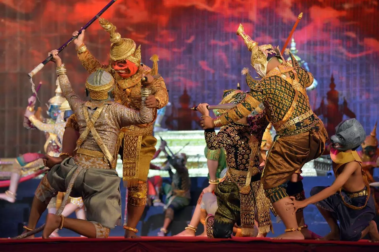 ការសម្តែង - សំលៀកបំពាក់ប្រពៃណី